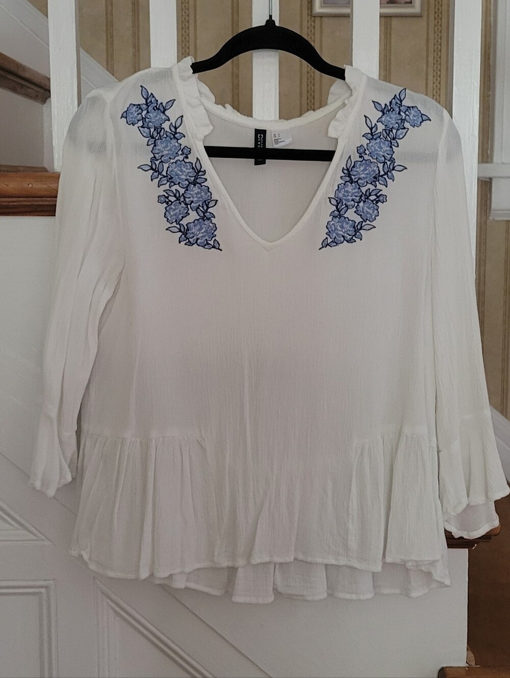 DIVIDED H&M Embroided White Top Blouse Size 4